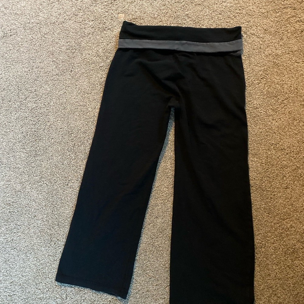 GapBodyFit Crop Yoga Pants - Picture 2 of 8